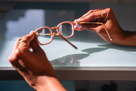 Breezm_EyewearTwoHands.webp